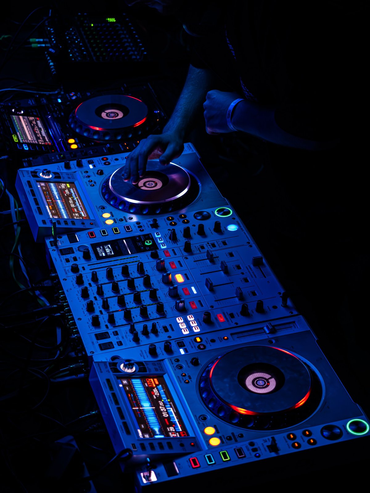 DJ performance at New La Miel